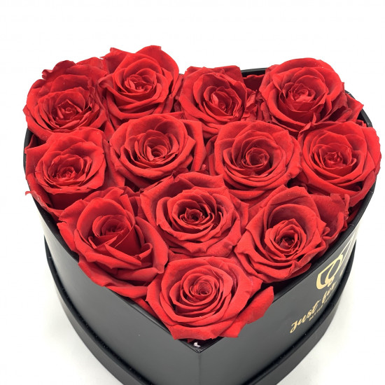 12 rosas eternas rojas en jarrón tono madera