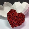 14 Rosas Rojas eternas en caja corazón de color blanco. Rosas de tacto natural y primera calidad.