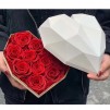 14 Rosas Rojas eternas en caja corazón de color blanco. Rosas de tacto natural y primera calidad.