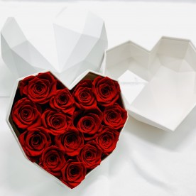 14 Rosas Rojas eternas en caja corazón de color blanco. Rosas de tacto natural y primera calidad.