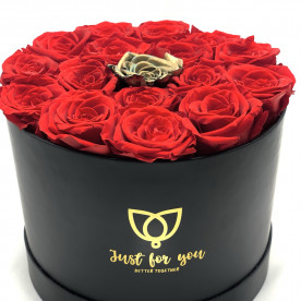 16 Rosas eternas Rojas + 1 rosa eterna dorada en caja bombonera de color negra. Rosas naturales preservadas.