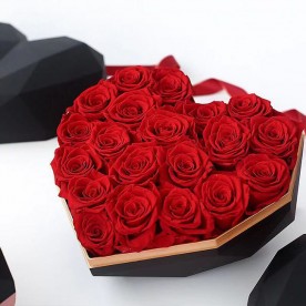 18 Rosas Rojas eternas en caja corazón de color blanco y dorada. Rosas de tacto natural y primera calidad.