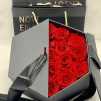 Rosas preservadas rojas en caja hexagonal negra y lazada. Listas para regalar en 24h. 