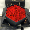 Rosas preservadas rojas en caja hexagonal negra y lazada. Listas para regalar en 24h. 