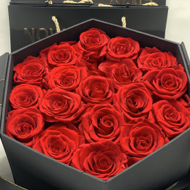 Rosas preservadas rojas en caja hexagonal negra y lazada. Listas para regalar en 24h. 