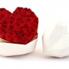 22 Rosas Rojas eternas en caja corazón de color blanco. Rosas de tacto natural y primera calidad.