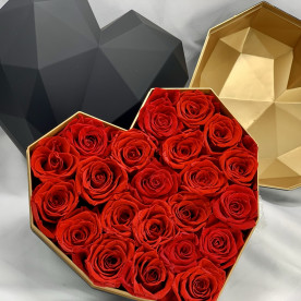 22 Rosas Rojas eternas en caja corazón de color blanco y dorada. Rosas de tacto natural y primera calidad.