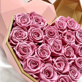 22 Rosas Rosa eternas en caja corazón de color blanco. Rosas de tacto natural y primera calidad.