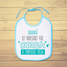 Babero de bebé personalizado para alegrarle el día a tu mamá