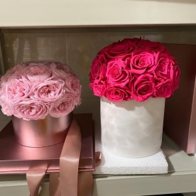 Rosas preservadas presentadas en forma de bouquet