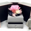 Rosa preservada en caja joyería con lazada, ideal para regalar a alguien especial. Incluye tarjeta dedicatoria.