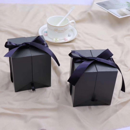 Rosa eterna en caja joyería con cajón para colocar el anillo de pedida, ideal para pedida de matrimonio. Incluye tarjeta dedicatoria.