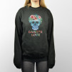 Sudadera unisex con diseño de una calavera con flores.