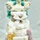 Tarta de pañales unisex de 3 pisos con pañales Dodot sensitive talla 2 y Neceser Johnson's baby